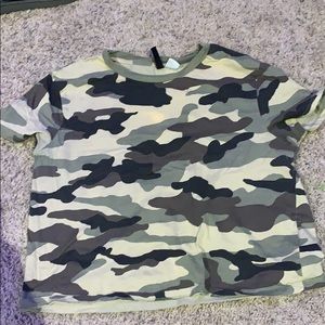 camo cropped tee